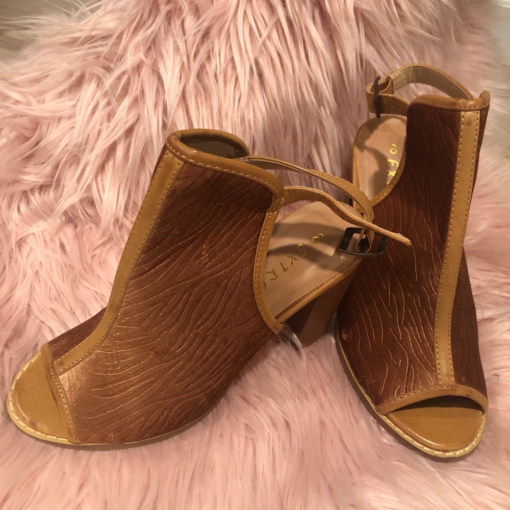 Camel Open toe textured bootie